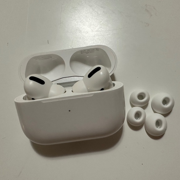 Airpods Pro 1st gen - Picture 1 of 1